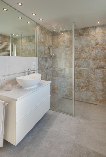 Modernes Bad mit Dusche