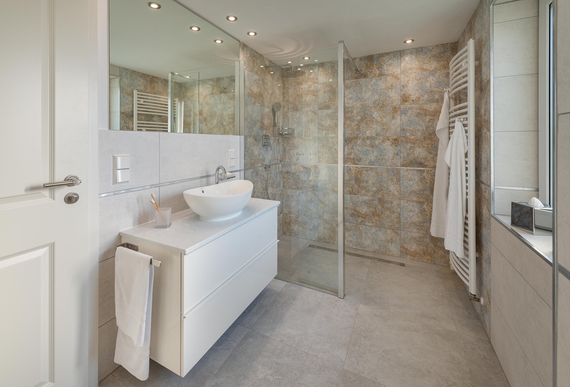 Modernes Bad mit Dusche